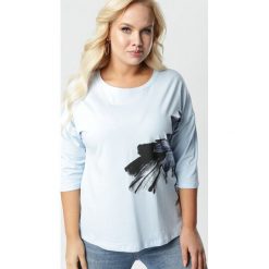 Jasnoniebieska Bluzka Vivienia. Niebieskie bluzki damskie Born2be, xl, z nadrukiem, z dzianiny, z okrągłym kołnierzem, z długim rękawem. Za 59,99 zł.