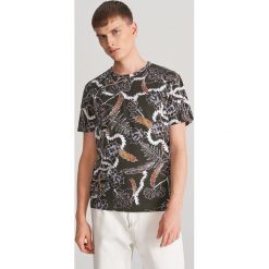 T-shirt z motywem roślinnym - Zielony. Zielone t-shirty męskie Reserved, s, bez wzorów, bez kołnierzyka. Za 49,99 zł.