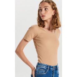 Gładka koszulka slim fit - Beżowy. Brązowe koszulki damskie Cropp, xs. W wyprzedaży za 9,99 zł.