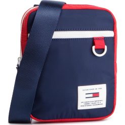 Saszetka TOMMY JEANS - Tjm Urban Tech Reporter AM0AM04601 901. Czerwone torby męskie skórzane marki Tommy Jeans, bez wzorów, z jeansu, młodzieżowe. Za 269,00 zł.