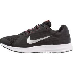 Nike Performance DOWNSHIFTER Obuwie do biegania treningowe black/metallic silver/anthracite/white/racer pink. Czarne buty sportowe dziewczęce marki Nike Performance, z materiału, do biegania. Za 209,00 zł.
