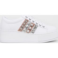 Guess Jeans - Buty. Białe buty sportowe damskie Guess Jeans, z aplikacjami, z jeansu, sportowe. W wyprzedaży za 249,90 zł.