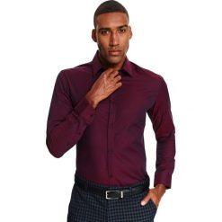 Koszula oxford w kolorze ciemnego bordo o kroju slim. Czerwone koszule męskie Top Secret, na zimę, m, bez wzorów, z tkaniny, eleganckie, z klasycznym kołnierzykiem, z długim rękawem. W wyprzedaży za 39,99 zł.