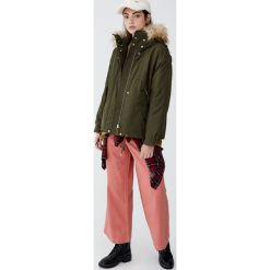Krótka parka z futrzanym kapturem. Brązowe parki damskie marki Pull&Bear, z futra, krótkie. Za 199,00 zł.