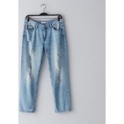Jeansy boyfriend ze średnim stanem - Niebieski. Niebieskie jeansy damskie Cropp. Za 99,99 zł.