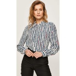 Tommy Hilfiger - Koszula. Białe bluzki damskie TOMMY HILFIGER, na co dzień, bez wzorów, z wiskozy, klasyczne, z klasycznym kołnierzykiem, z długim rękawem. W wyprzedaży za 359,90 zł.