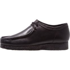 Clarks Originals WALLABEE Oksfordki black. Czarne półbuty męskie marki Clarks Originals, bez wzorów, ze skóry, na sznurówki. Za 669,00 zł.