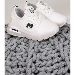 Białe buty sportowe sznurowane casu b331. Białe buty dziewczęce sportowe Casu, bez wzorów, na sznurówki. Za 44,99 zł.