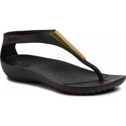 SANDAŁY SERENA METALLIC. Żółte sandały damskie Crocs, bez wzorów, eleganckie, bez obcasa, bez zapięcia. Za 179,99 zł.