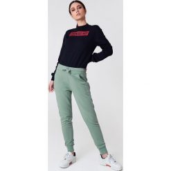 NA-KD Basic Spodnie dresowe basic - Green. Zielone spodnie z wysokim stanem marki NA-KD Basic, z bawełny. W wyprzedaży za 50,48 zł.