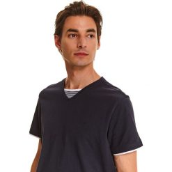 T-shirt z kontrastową wstawką. Niebieskie t-shirty męskie Top Secret, na lato, xxl, w paski, z dekoltem w serek, krótkie. Za 49,99 zł.