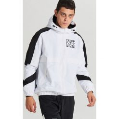 Sportowa kurtka z kapturem - Biały. Białe kurtki sportowe męskie Cropp, s, bez wzorów, z kapturem. Za 169,99 zł.