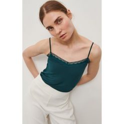 Top z koronką - Khaki. Brązowe topy damskie Reserved, s, w koronkowe wzory, z koronki, bez kołnierzyka. W wyprzedaży za 25,99 zł.