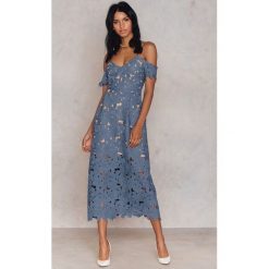Sukienki: NA-KD Boho Koronkowa sukienka z wycięciami na ramionach – Blue