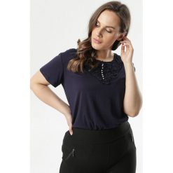 Granatowa Bluzka Marie-Louise. Niebieskie bluzki damskie Born2be, na imprezę, xl, z aplikacjami, eleganckie, z okrągłym kołnierzem, z krótkim rękawem. Za 49,99 zł.