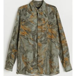 Wzorzysta koszula z LENZING™ ECOVERO™ - Khaki. Brązowe koszule męskie Reserved, s, bez wzorów, bez kołnierzyka, bez rękawów. Za 109,99 zł.