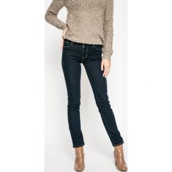Levi's - Jeansy 712. Czerwone jeansy damskie marki Levi's®. W wyprzedaży za 219,90 zł.