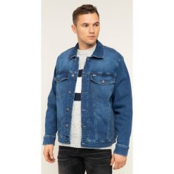 Kurtka jeansowa Tommy Jeans Oversized Denim Trucker DM0DM07528. Niebieskie kurtki męskie Tommy Jeans, m, bez wzorów, z elastanu, bez kaptura. W wyprzedaży za 399,00 zł.