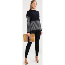 Swetry klasyczne damskie: Wallis Petite STRIPE OTTOMAN JUMPER Sweter navy