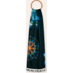 Desigual - Szal. Zielone szaliki damskie Desigual, bez wzorów, z poliesteru. Za 149,90 zł.