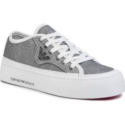 Sneakersy EMPORIO ARMANI - X3X109 XL487 A646 White/Silver. Szare półbuty damskie Emporio Armani, ze skóry ekologicznej. Za 779,00 zł.