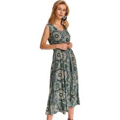 Długa sukienka w stylu boho w print z rozcięciami po bokach. Niebieskie sukienki damskie Top Secret, na imprezę, bez wzorów, wakacyjne, z okrągłym kołnierzem, z długim rękawem, długie, maxi, rozkloszowane. Za 199,99 zł.