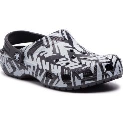 Klapki CROCS - Classic Graphic II Clog 205322 Light Grey/Black. Szare klapki męskie marki Crocs, z tworzywa sztucznego. W wyprzedaży za 139,00 zł.