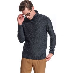 Golf z wysoką stójką i przeplotami. Szare swetry męskie Top Secret, na zimę, s, bez wzorów, klasyczne, z golfem, bez kaptura. W wyprzedaży za 69,99 zł.