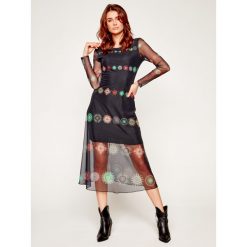 Sukienka codzienna Desigual _Kingston 20SWVK76. Czarne sukienki damskie Desigual, na co dzień, s, bez wzorów, z elastanu, bez kołnierzyka, bez rękawów, proste. W wyprzedaży za 309,00 zł.