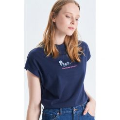 Koszulka z półgolfem i haftem - Granatowy. Niebieskie t-shirty damskie marki Cropp, s, z haftami. Za 29,99 zł.