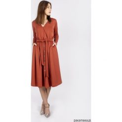 Sukienka Lota, ruda. Czerwone sukienki damskie Pakamera, bez wzorów, klasyczne, z klasycznym kołnierzykiem, bez rękawów, midi, rozkloszowane. Za 359,00 zł.