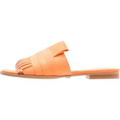 Ivyrevel EMILIA Klapki hot orange. Pomarańczowe crocsy damskie marki Ivyrevel, ze skóry ekologicznej. W wyprzedaży za 455,20 zł.