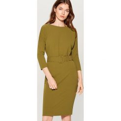 Sukienka z paskiem - Khaki. Brązowe sukienki damskie marki Mohito, s, bez wzorów, bez kołnierzyka, bez rękawów. Za 119,99 zł.