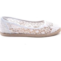 Espadryle N.E.W.S. Białe espadryle damskie N.E.W.S., z aplikacjami, z koronki, bez obcasa. Za 49,00 zł.