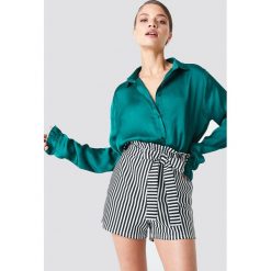 NA-KD Satynowa koszula - Green. Zielone koszule wiązane damskie NA-KD Trend, z poliesteru, z falbankami. Za 121,95 zł.