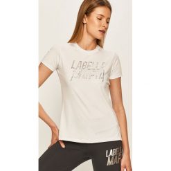 LaBellaMafia - T-shirt. Białe t-shirty damskie LABELLAMAFIA, s, z nadrukiem, z elastanu, casualowe, z okrągłym kołnierzem. W wyprzedaży za 79,90 zł.