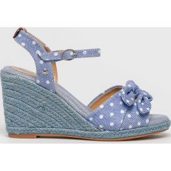 Pepe Jeans - Sandały Shark Pina. Pomarańczowe koturny damskie Pepe Jeans, bez obcasa, na obcasie, na klamry. W wyprzedaży za 99,90 zł.