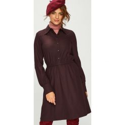 G-Star Raw - Sukienka. Fioletowe sukienki damskie G-Star RAW, na co dzień, s, bez wzorów, z elastanu, retro, bez kołnierzyka, z długim rękawem, długie, mini, rozkloszowane. W wyprzedaży za 399,90 zł.