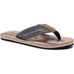 Japonki TOMMY HILFIGER - Chambray Beach Sandal FM0FM02268 Black BDS. Szare klapki męskie TOMMY HILFIGER, ze skóry ekologicznej, bez zapięcia. Za 159,00 zł.