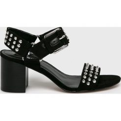 Dkny - Sandały. Czarne sandały damskie DKNY, bez wzorów, z materiału, z okrągłym noskiem, bez obcasa, na obcasie, na klamry. W wyprzedaży za 449,90 zł.