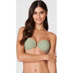 Stroje dwuczęściowe damskie: NA-KD Swimwear Góra od bikini bez ramiączek z metalową sprzączką – Green