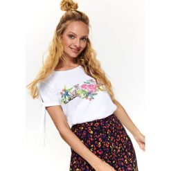 T-SHIRT Z NADRUKIEM. T-shirty damskie Top Secret. W wyprzedaży za 24,99 zł.