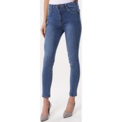 Niebieskie Jeansy Apply. Niebieskie jeansy damskie Born2be, bez wzorów, z jeansu, z podwyższonym stanem. Za 79,99 zł.