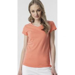 Łososiowy T-shirt Mariviane. Różowe bluzki damskie Born2be, s, bez wzorów, bez kołnierzyka, bez rękawów. W wyprzedaży za 24,99 zł.
