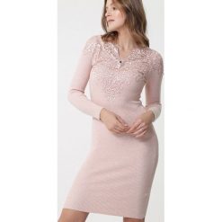 Różowa Sukienka Longueville. Różowe sukienki damskie Born2be, xl, z aplikacjami, z dzianiny, długie, mini, dopasowane. Za 109,99 zł.