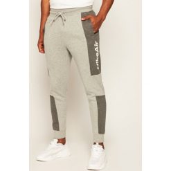 Spodnie dresowe NIKE Air CJ4830. Szare jeansy męskie Nike, xs, bez wzorów. W wyprzedaży za 229,00 zł.