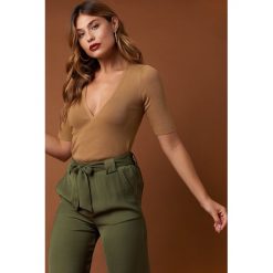 NA-KD Kopertowy sweter z krótkim rękawem - Beige. Brązowe swetry klasyczne damskie marki NA-KD, z materiału, z kopertowym dekoltem. Za 121,95 zł.