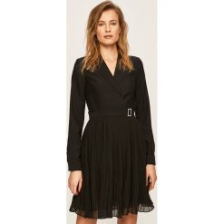 Morgan - Sukienka. Czarne sukienki damskie Morgan, na co dzień, w paski, z poliesteru, eleganckie, bez kołnierzyka, z długim rękawem, długie, mini, proste. Za 399,90 zł.