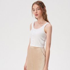 Prążkowany crop top - Biały. Białe topy damskie Sinsay, s, bez wzorów, prążkowane, bez kołnierzyka. W wyprzedaży za 14,99 zł.