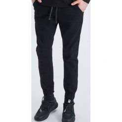 Jeansy slim jogger - Czarny. Czarne jeansy męskie Cropp, m, bez wzorów. Za 139,99 zł.